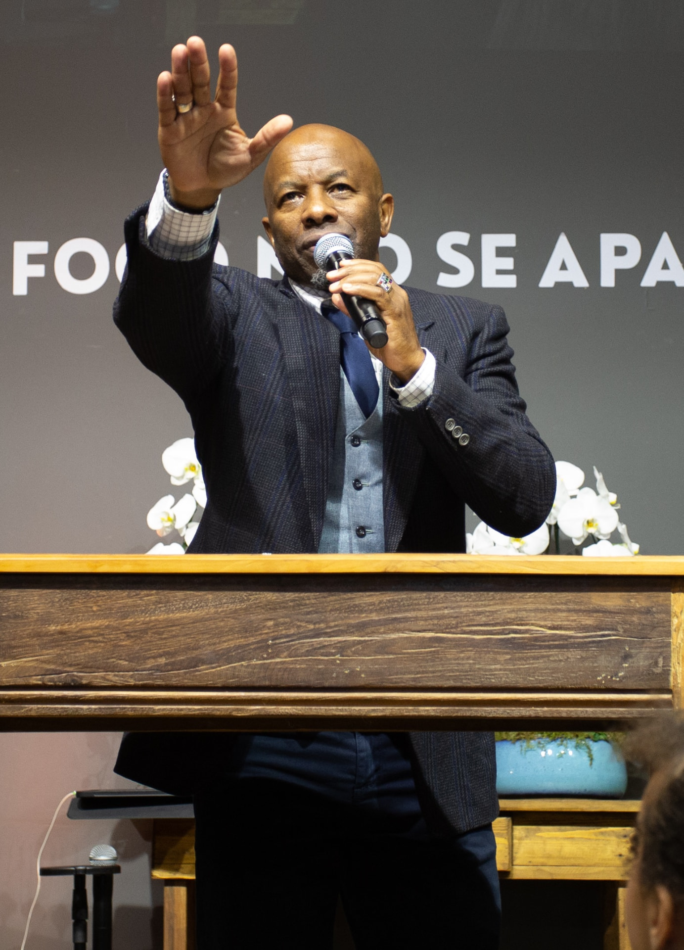 Robson Nascimento conduzindo uma mensagem